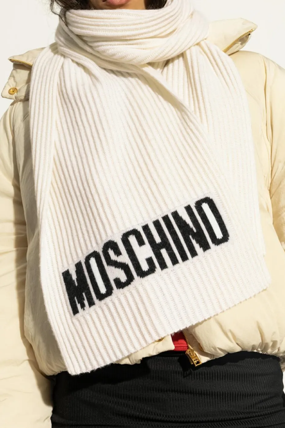 Moschino kremowy Szal z logo