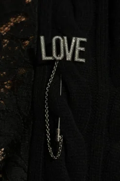Moschino SREBRNY Broszka z napisem `LOVE`
