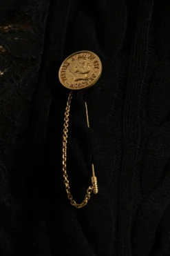Moschino ZŁOTY Broszka w kształcie monety