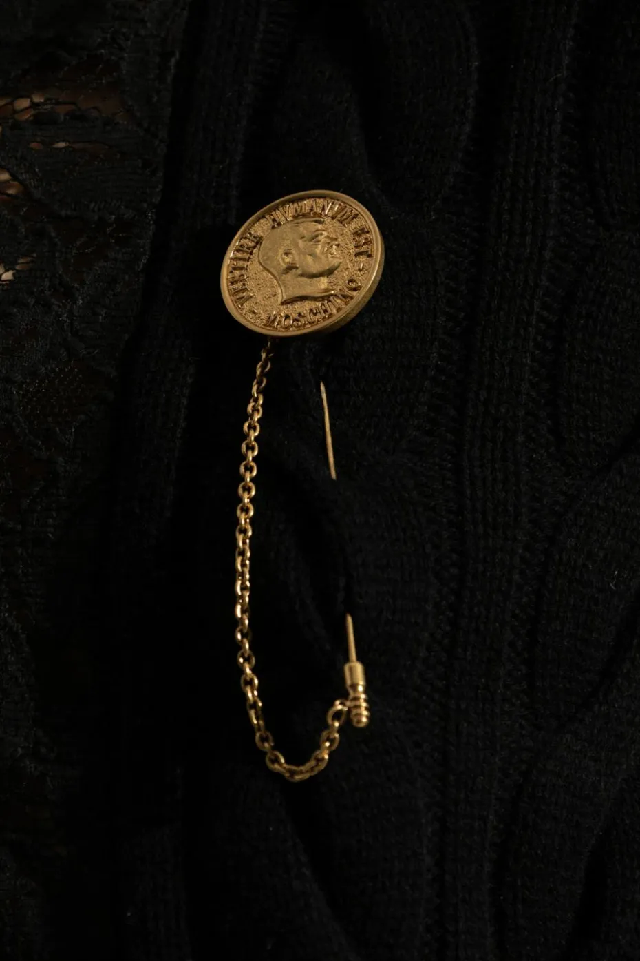 Moschino ZŁOTY Broszka w kształcie monety