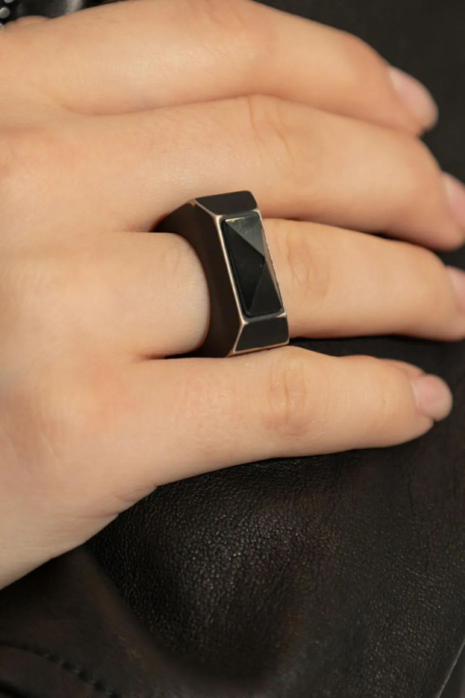 Rick Owens CZARNY Sygnet z efektem `vintage`