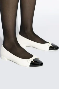 Stuart Weitzman kremowy Skórzane buty `Sleek Bow`