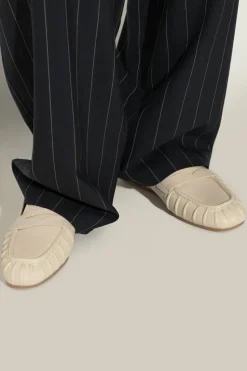 Stuart Weitzman kremowy Skórzane buty typu `loafers`