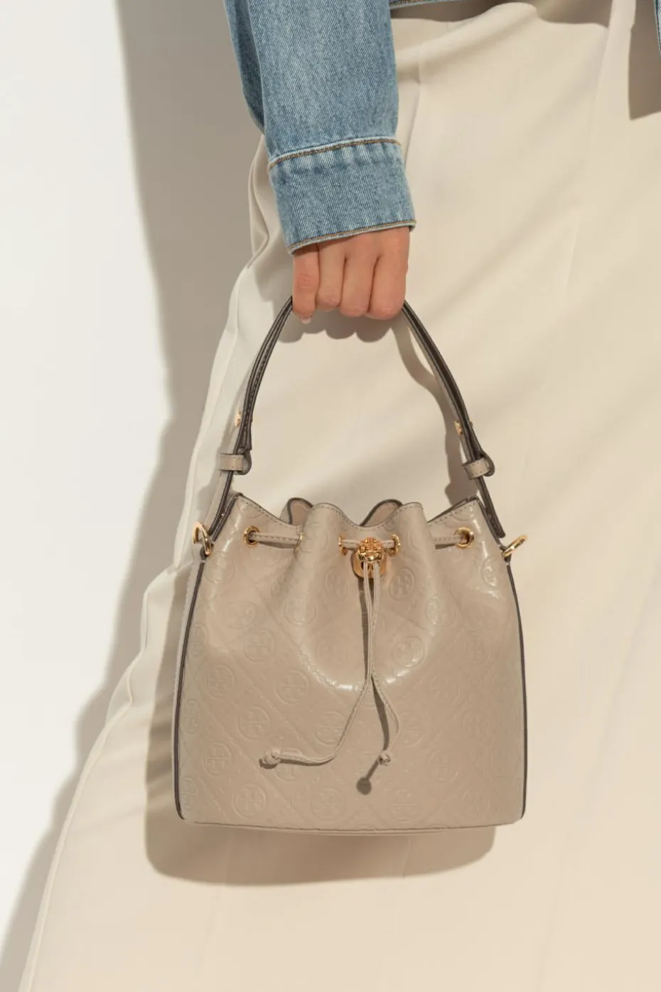 Tory Burch beżowy Torba na ramię `T-Monogram` typu `bucket`
