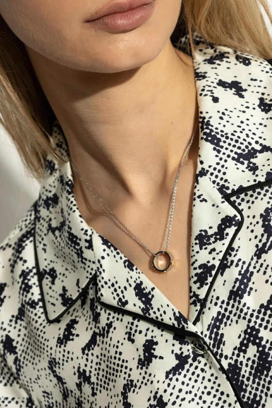 Tory Burch SREBRNY Naszyjnik z zawieszką