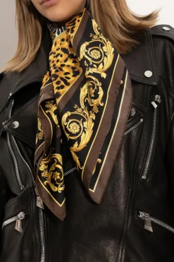 Versace BRĄZOWY Jedwabna chusta z nadrukiem