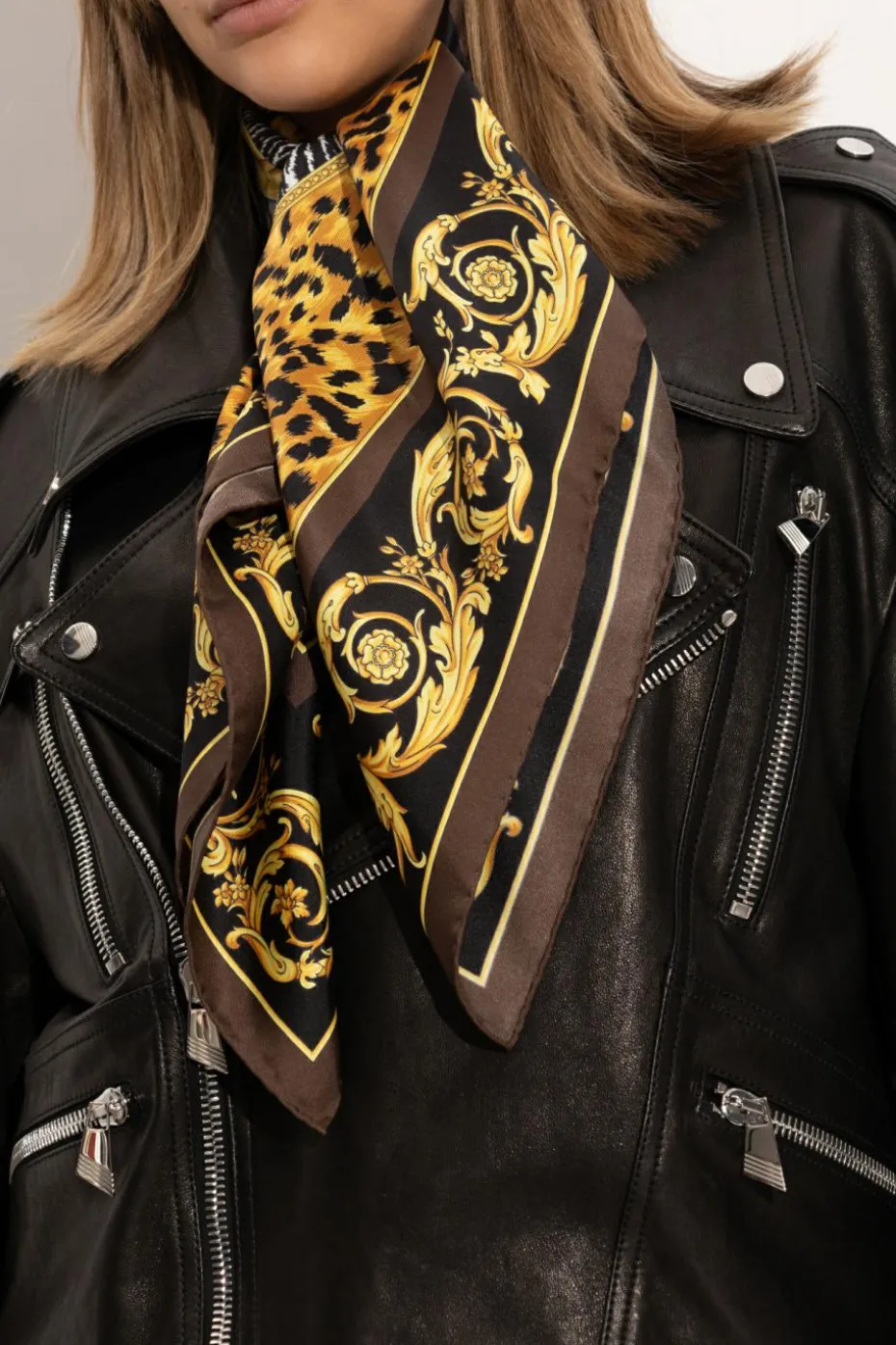 Versace BRĄZOWY Jedwabna chusta z nadrukiem