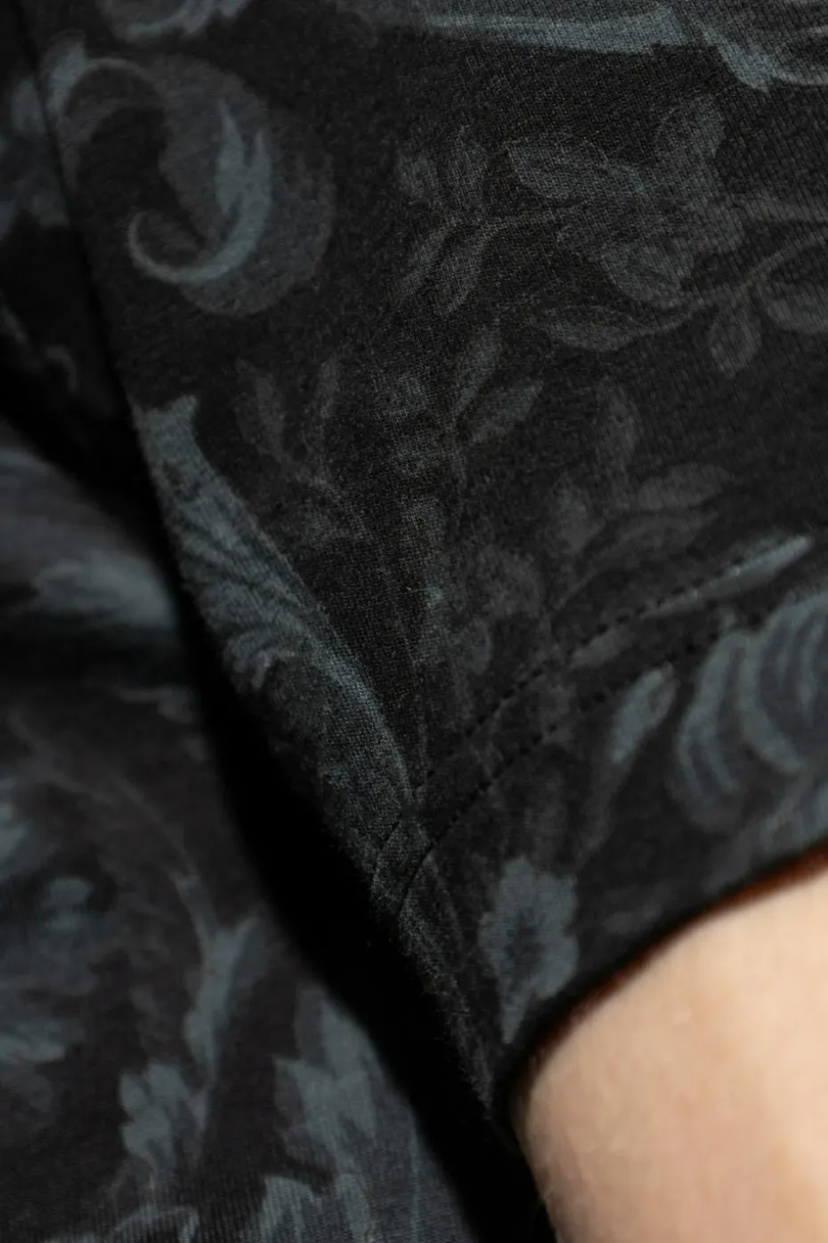 Versace CZARNY T-shirt bieliźniany z nadrukiem `Barocco`