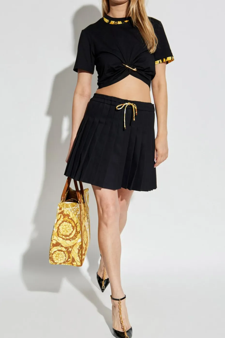 Versace CZARNY T-shirt z dekoracyjną agrafką i drapowaniem
