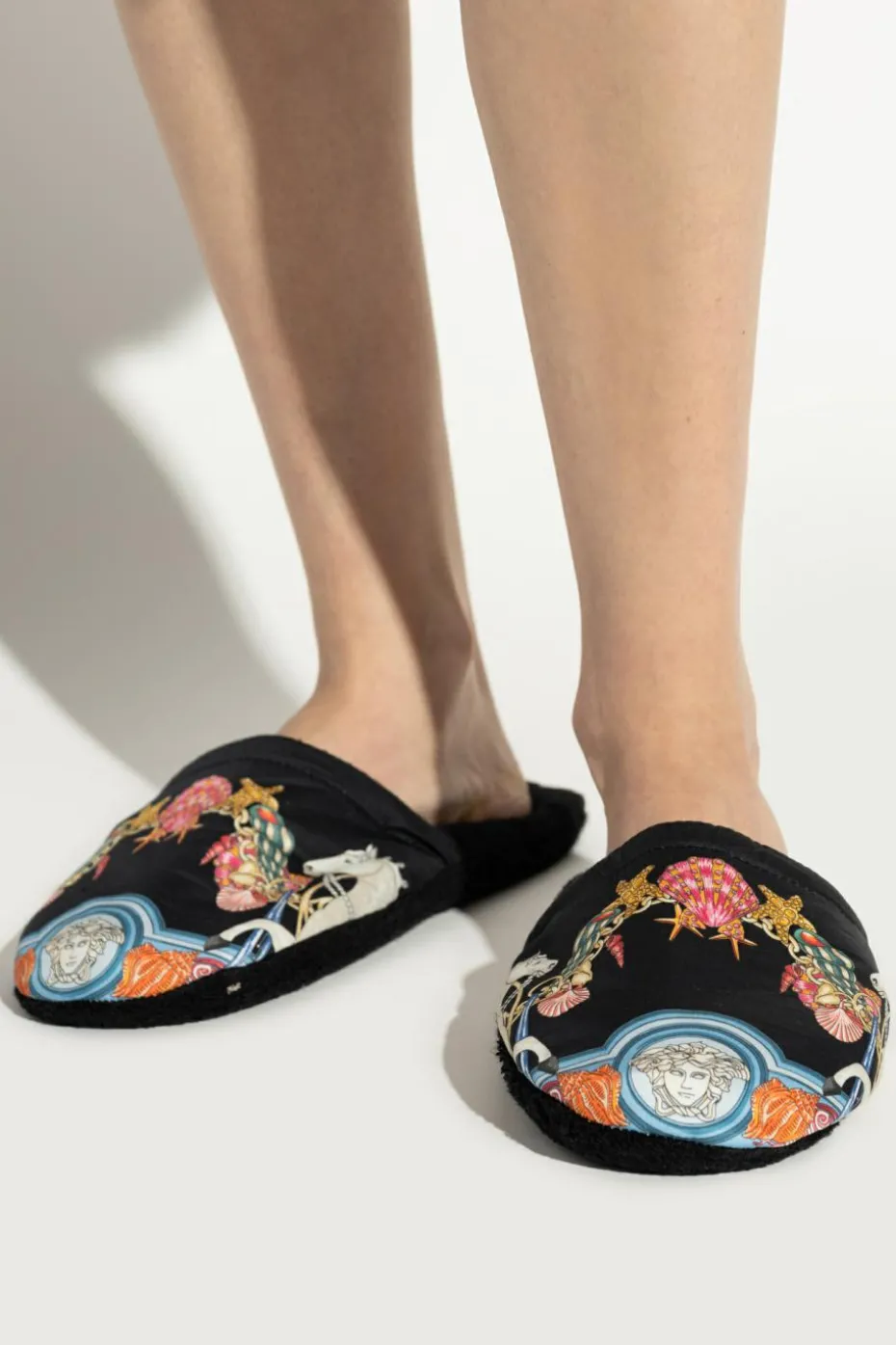 Versace Home CZARNY Klapki z nadrukiem `Coral Theatre`