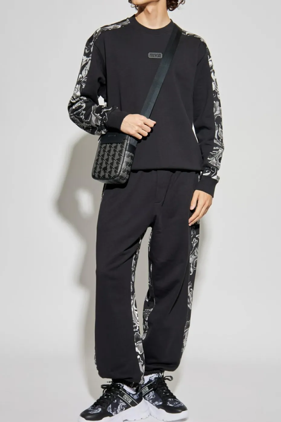 Versace Jeans Couture CZARNY Bluza z nadrukiem `Barocco`