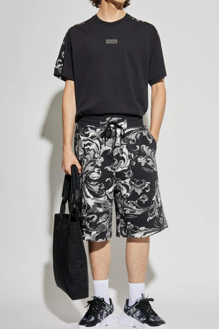 Versace Jeans Couture CZARNY T-shirt z nadrukiem `Barocco`