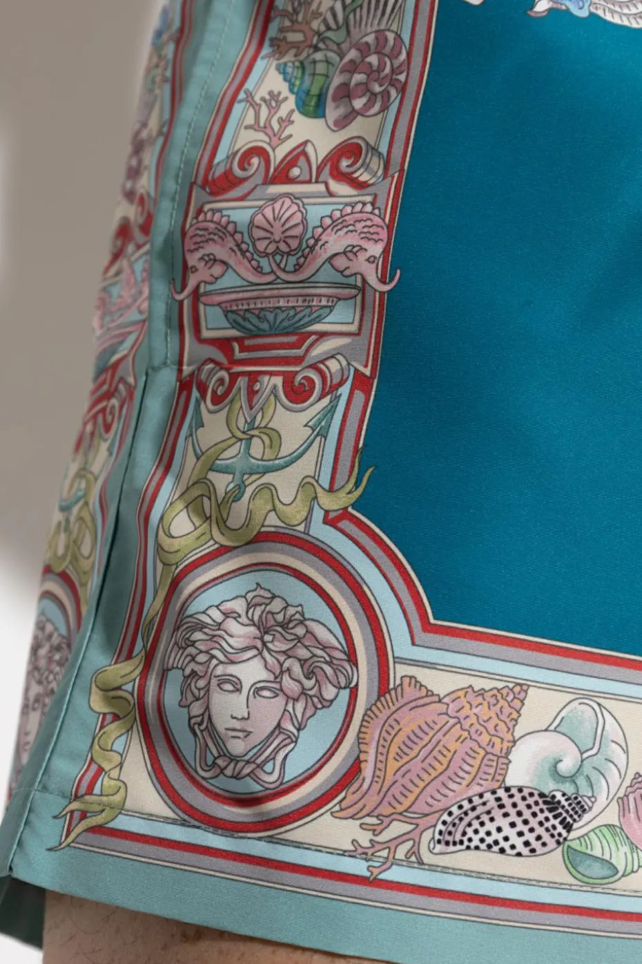 Versace NIEBIESKI Szorty kąpielowe z nadrukiem `Coral Theatre`