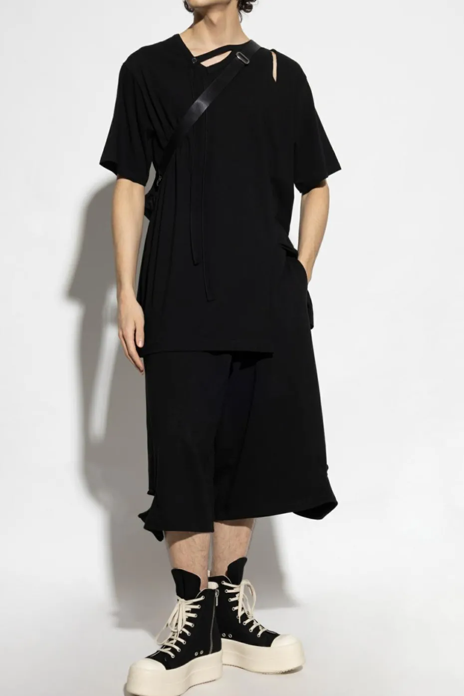 Yohji Yamamoto CZARNY T-shirt z rozcięciem